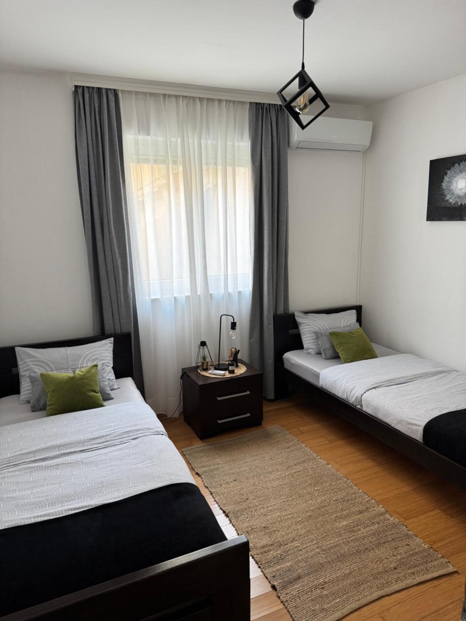 J&M Apartment โกตอร์ ภายนอก รูปภาพ