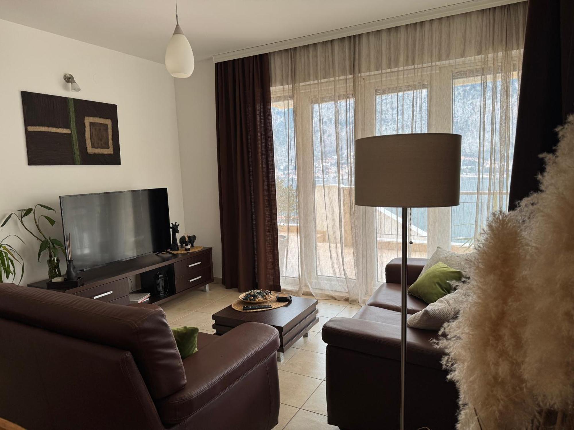 J&M Apartment โกตอร์ ภายนอก รูปภาพ