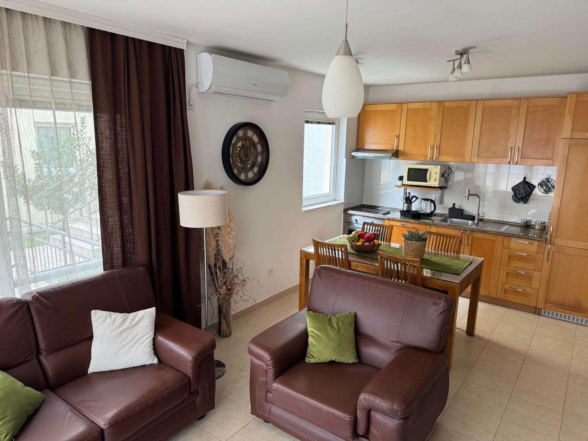 J&M Apartment โกตอร์ ภายนอก รูปภาพ
