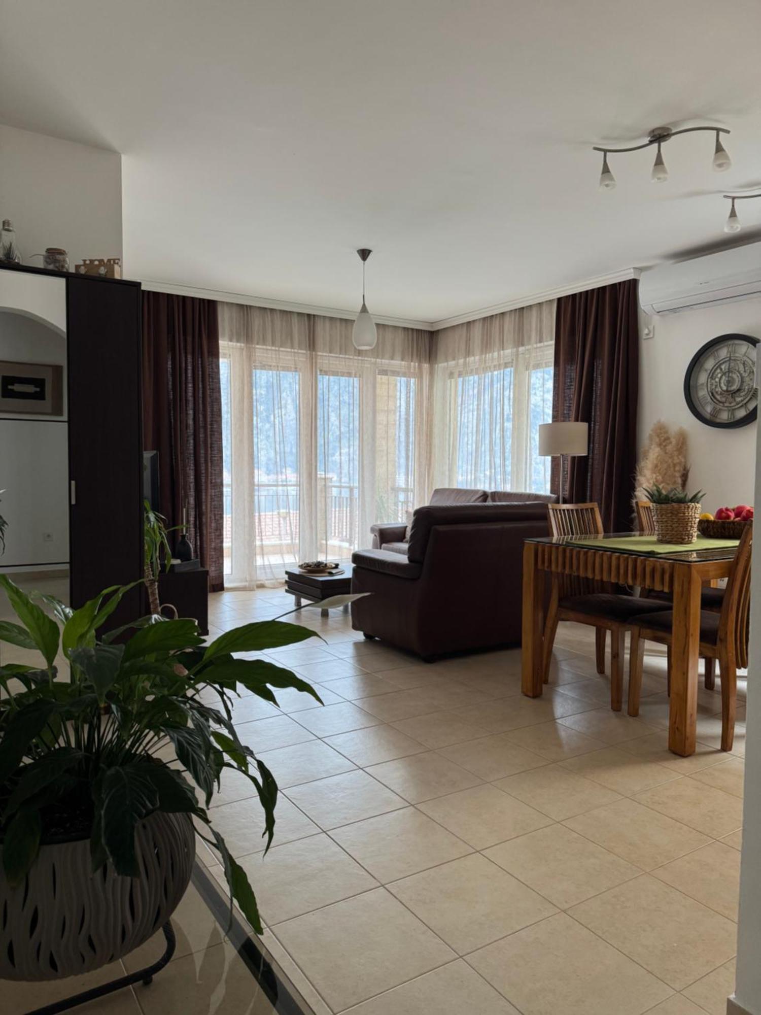 J&M Apartment โกตอร์ ภายนอก รูปภาพ
